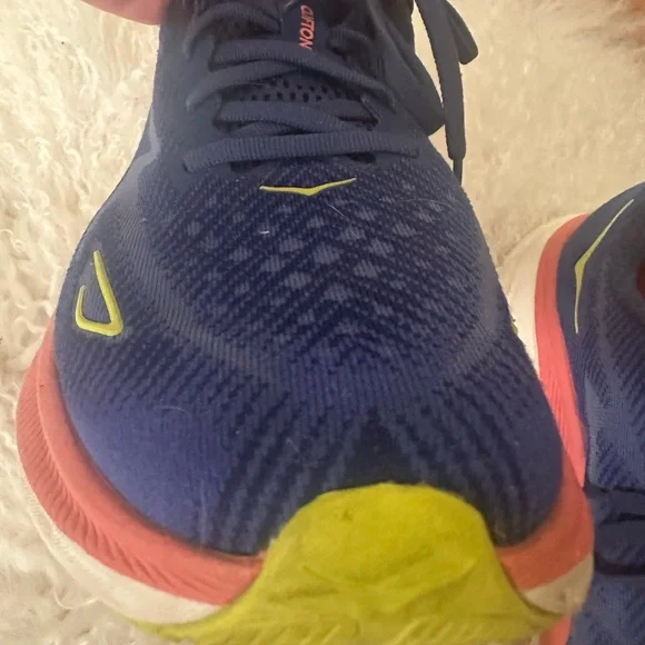 Hoka one one Clifton 9 wide- size 9.5 WIDE WIDTH - Picture 7 of 13